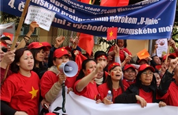 Séc: Hơn 2.000 người Việt biểu tình trước ĐSQ Trung Quốc